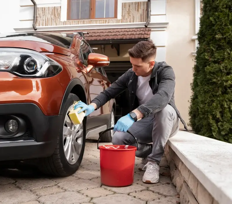 Lavage auto à domicile Barenton-Bugny : professionnel intervenant sur un véhicule
